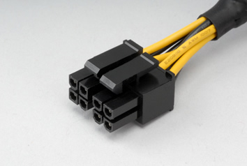 中央で4ピンずつに分かれるCPU補助電源用EPS 8ピンコネクターの実物写真