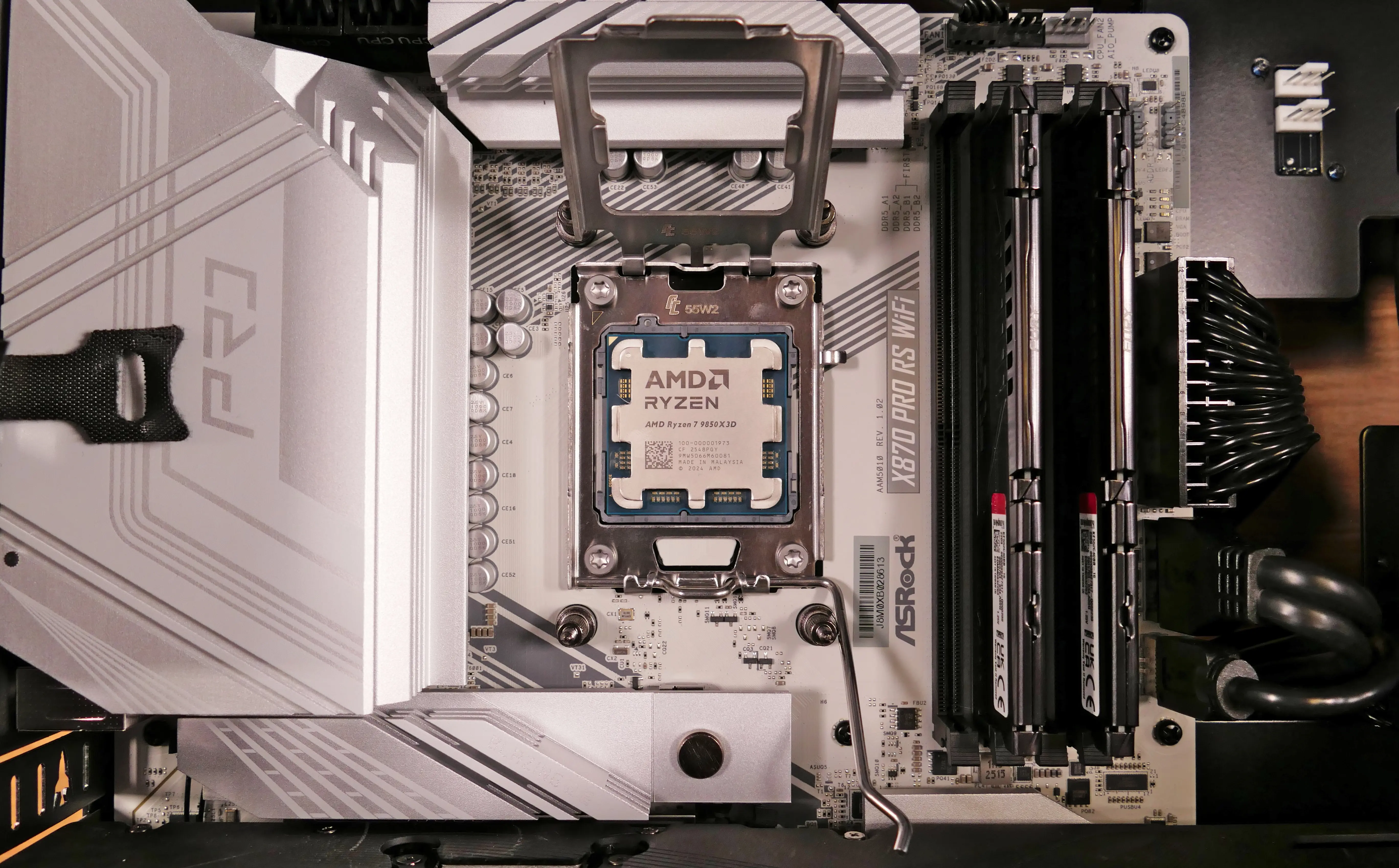 右縁にATX 24ピンケーブルを接続したマザーボードの実物写真