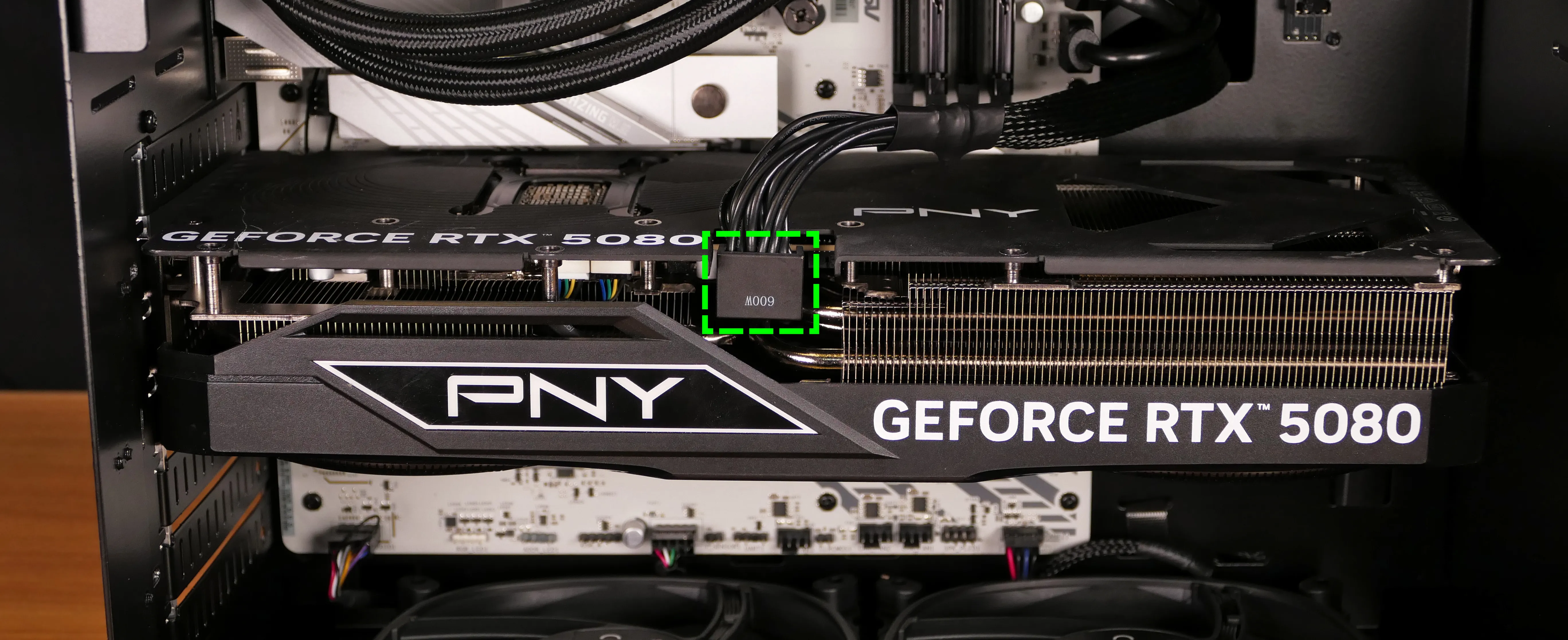 ケースに固定されたGeForce RTX 5080と補助電源の実物写真