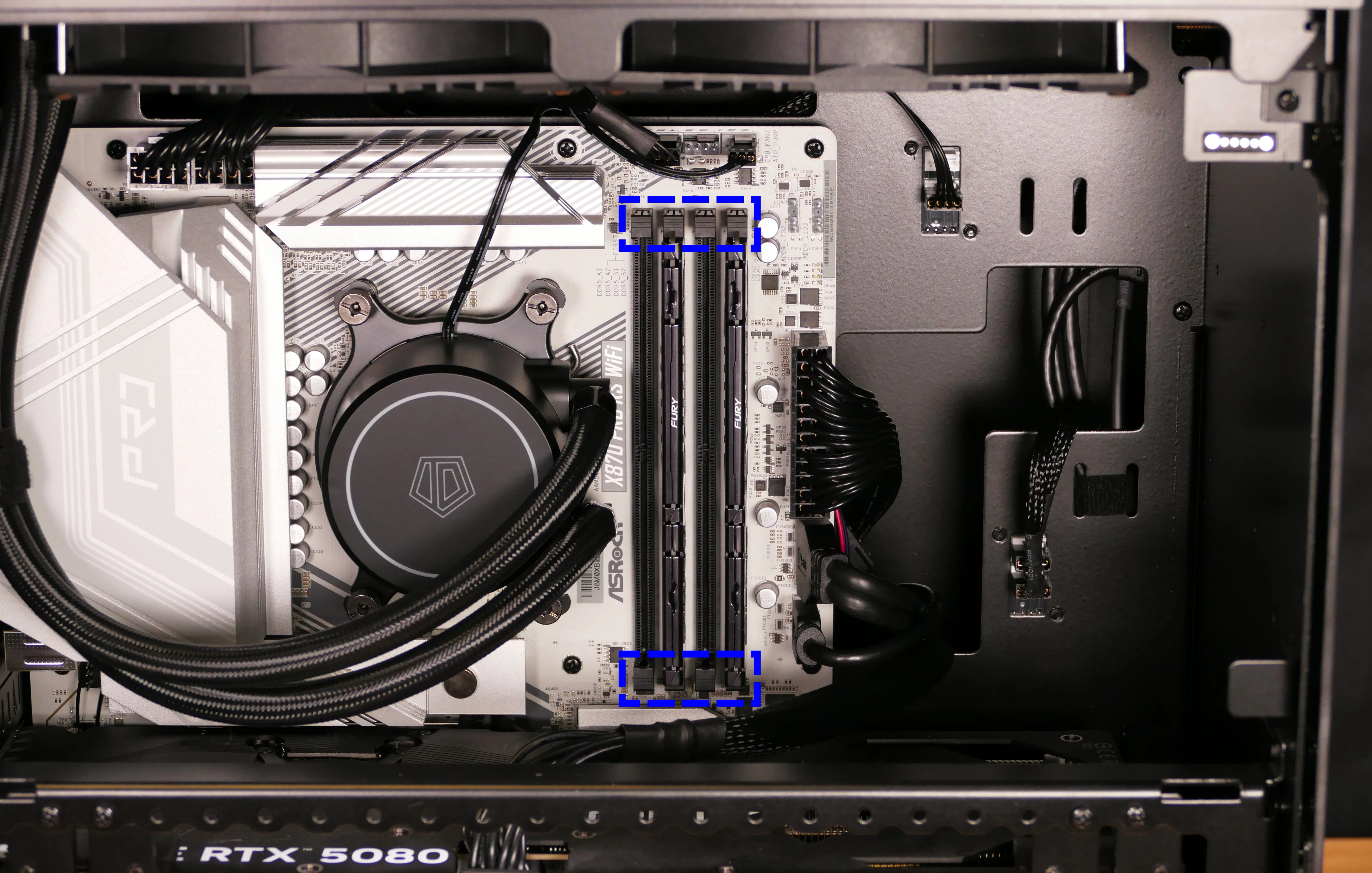 DDR5メモリスロットのラッチを青枠で示した実物写真