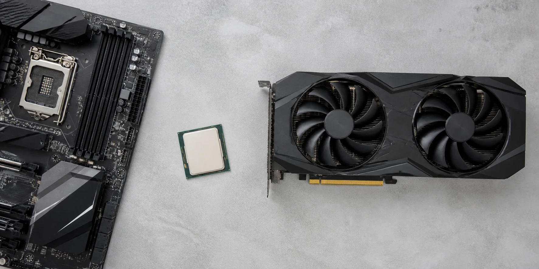 CPU、GPU、マザーボードを並べて性能の中心となるパーツを確認する様子