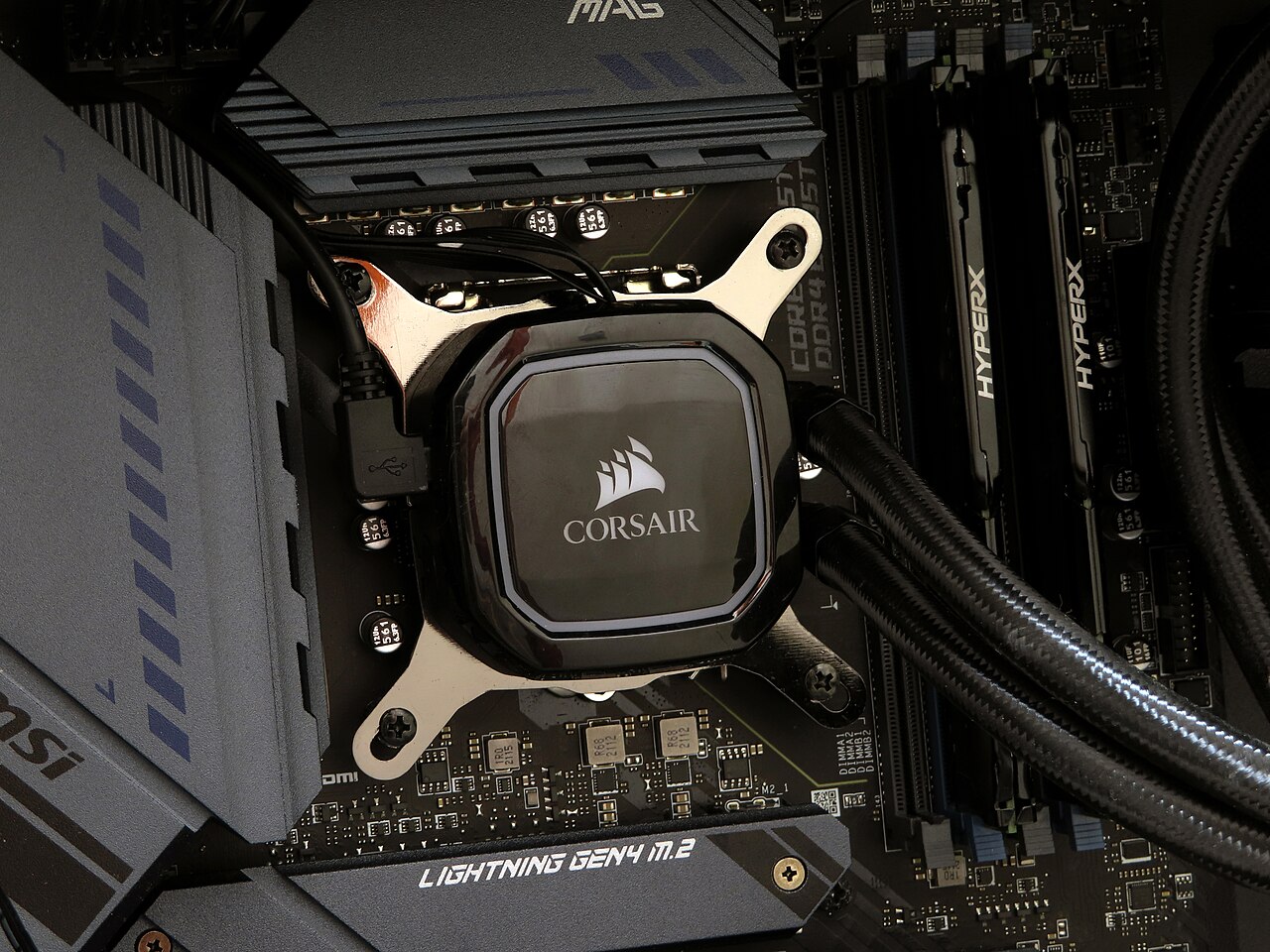 マザーボード上のCPUへポンプヘッドを取り付けた簡易水冷クーラーの実物写真