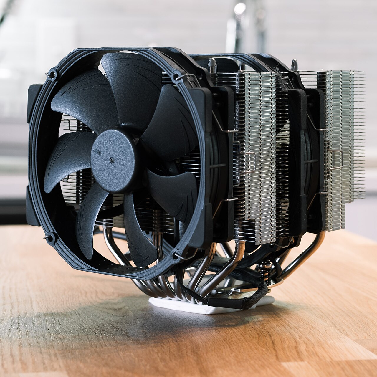 放熱塔を2基と大型ファンを備えたNoctua NH-D15大型空冷CPUクーラー