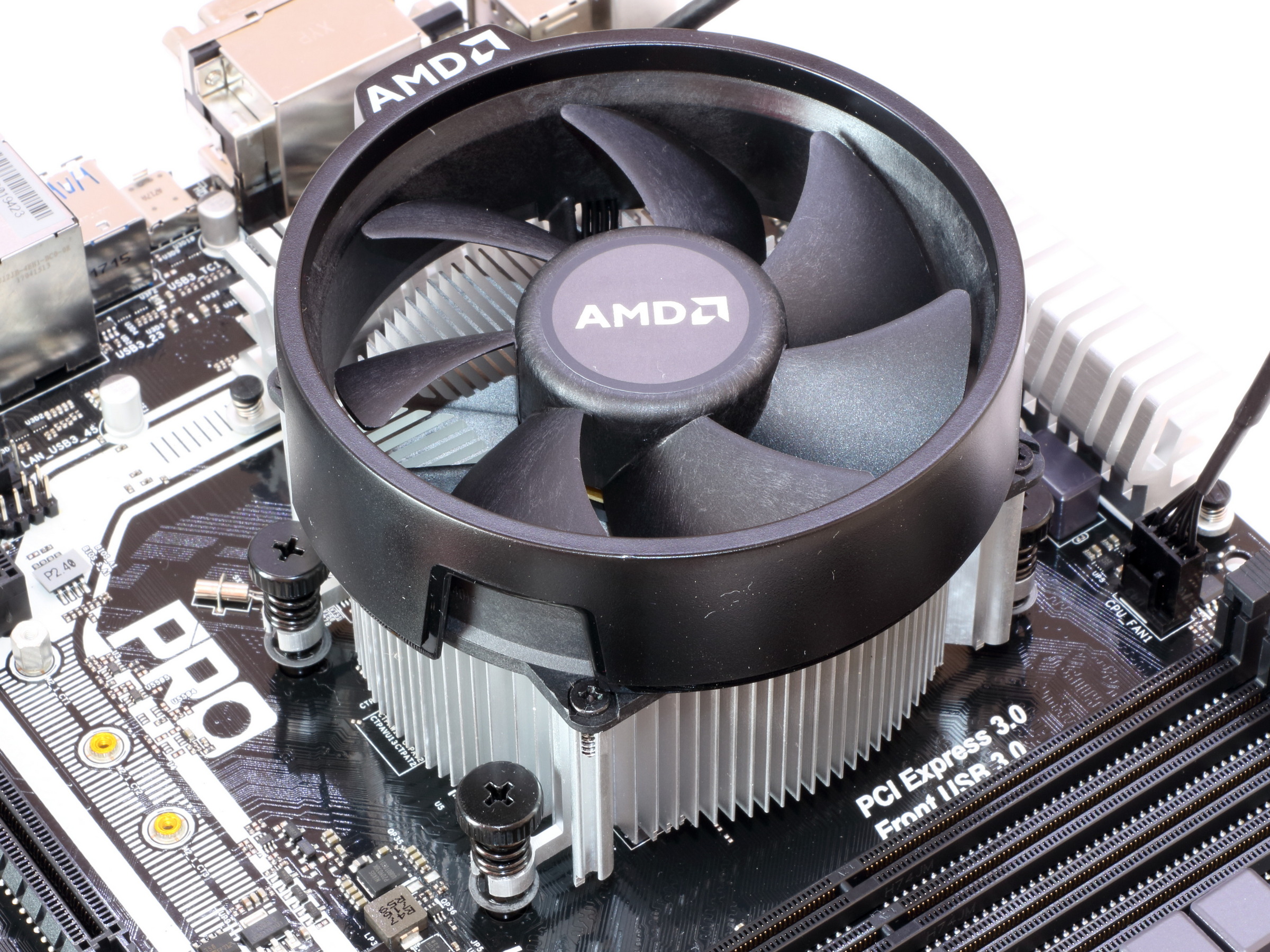 マザーボードに取り付けたAMD Wraith Spire CPU付属クーラー