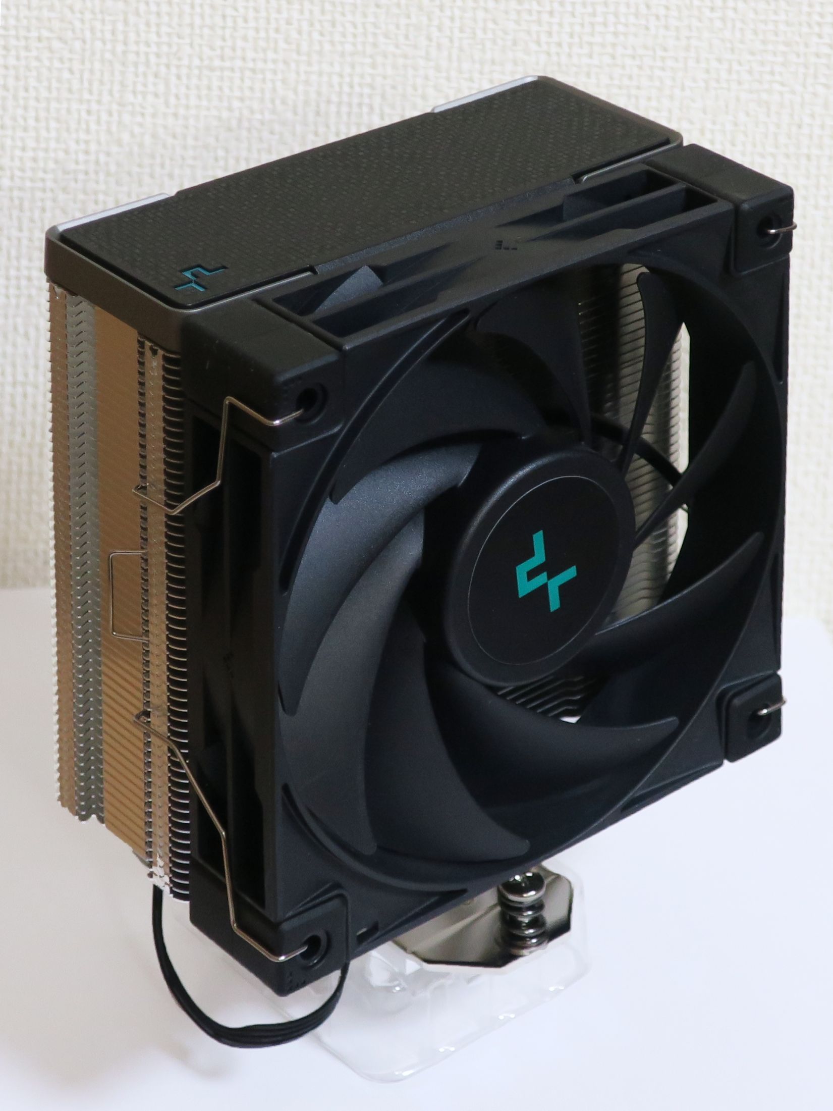 120mmファンを1基搭載したDeepCool AK400塔型CPUクーラー