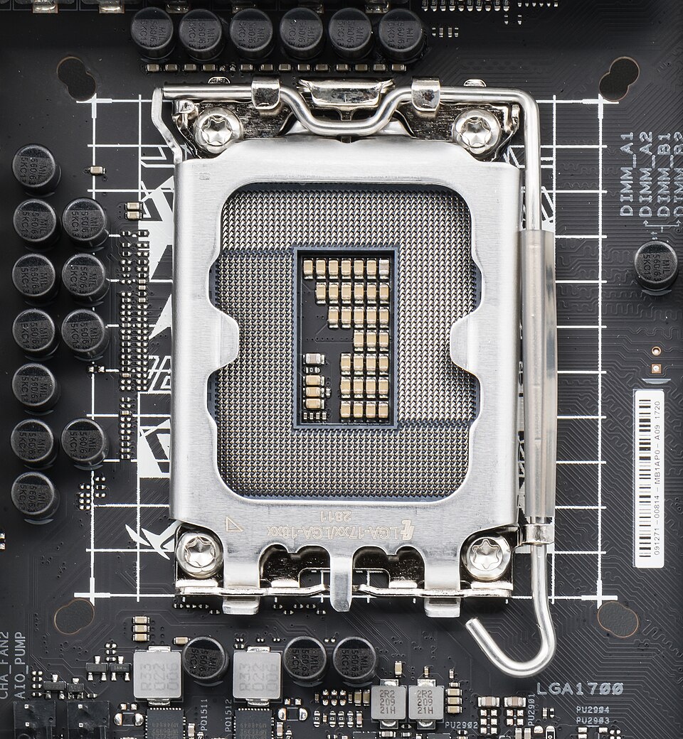 Intel LGA1700 CPUソケットの細かな接点と固定金具が見える実物写真