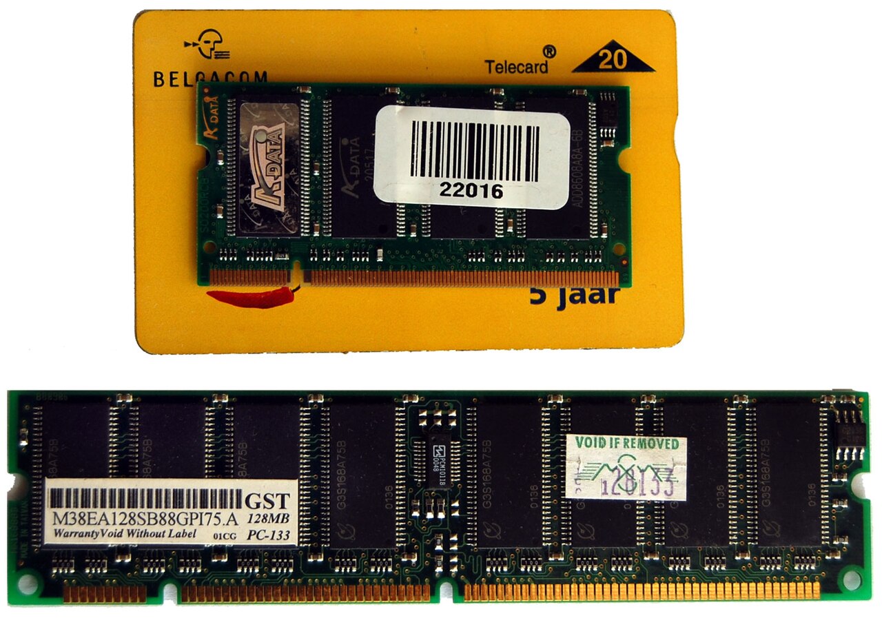 ノートPC用SODIMMとデスクトップ用DIMMの実物比較写真