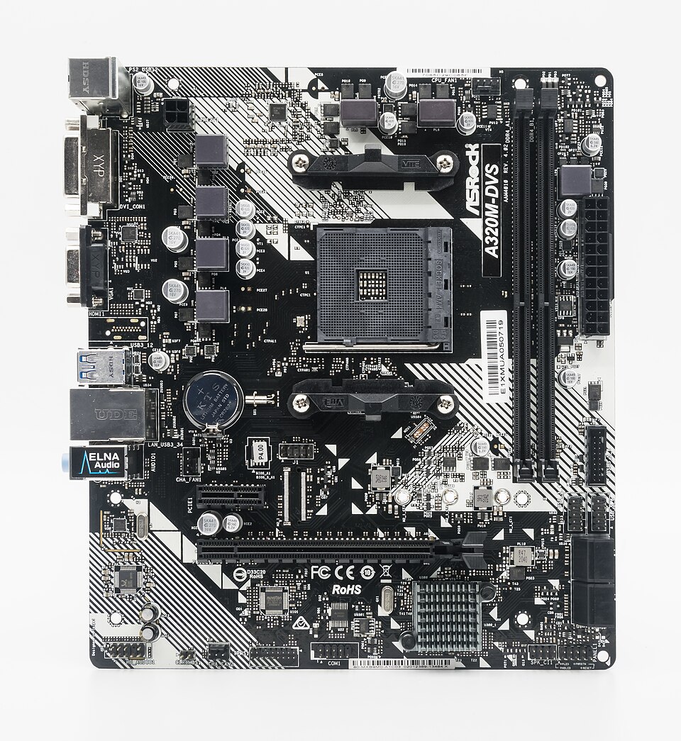PCIeとM.2スロットを備えたmicroATXマザーボードの実物写真