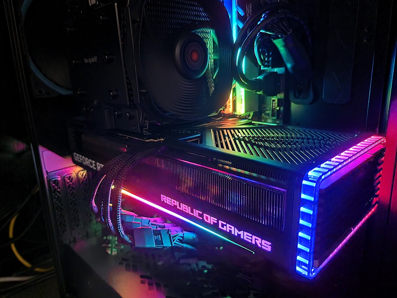 大型グラフィックボードを組み込んだデスクトップPC内部の実物写真