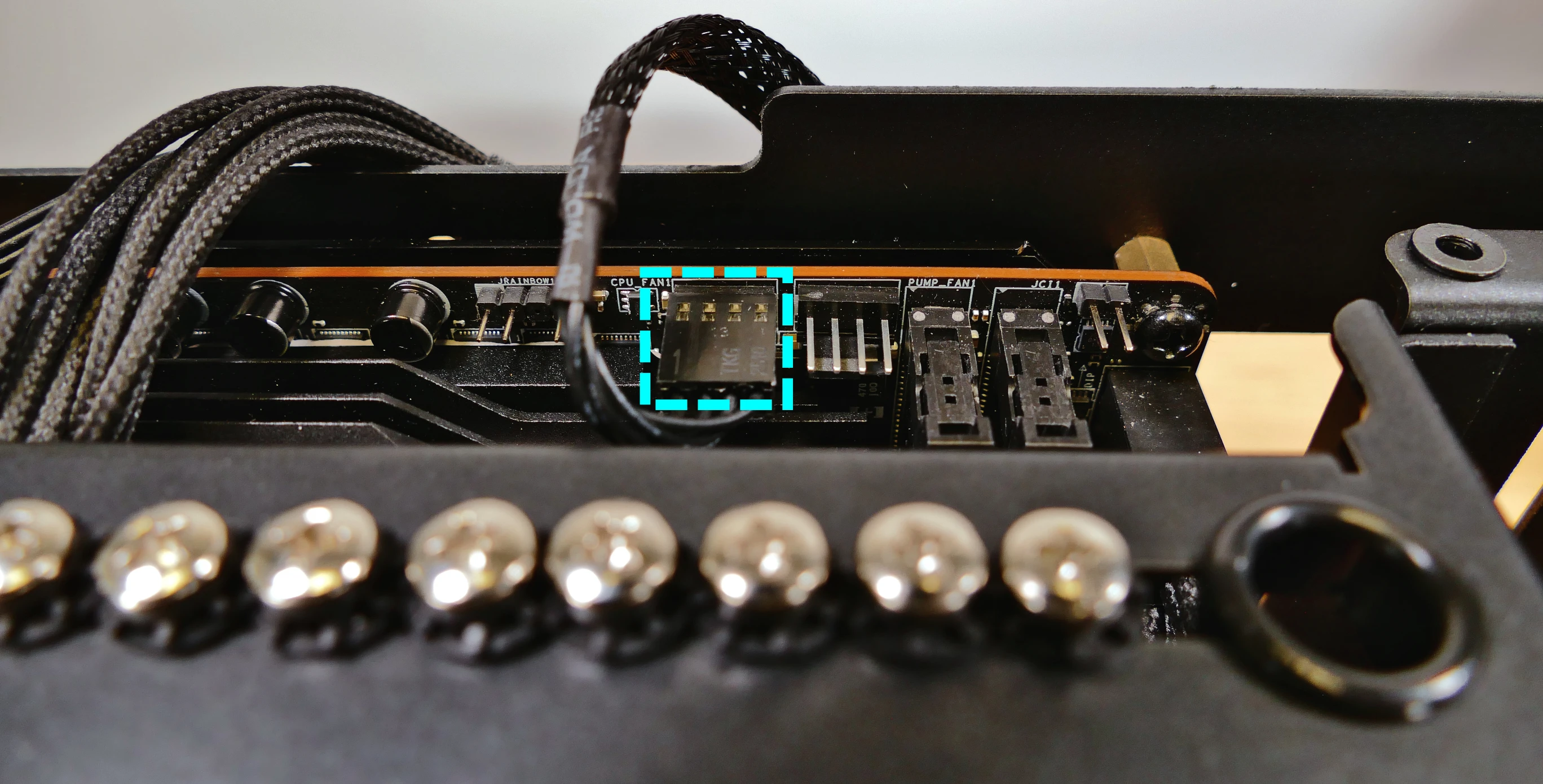 CPU_FAN1へ接続した4ピンファン端子と隣のPUMP_FAN1端子の実物写真