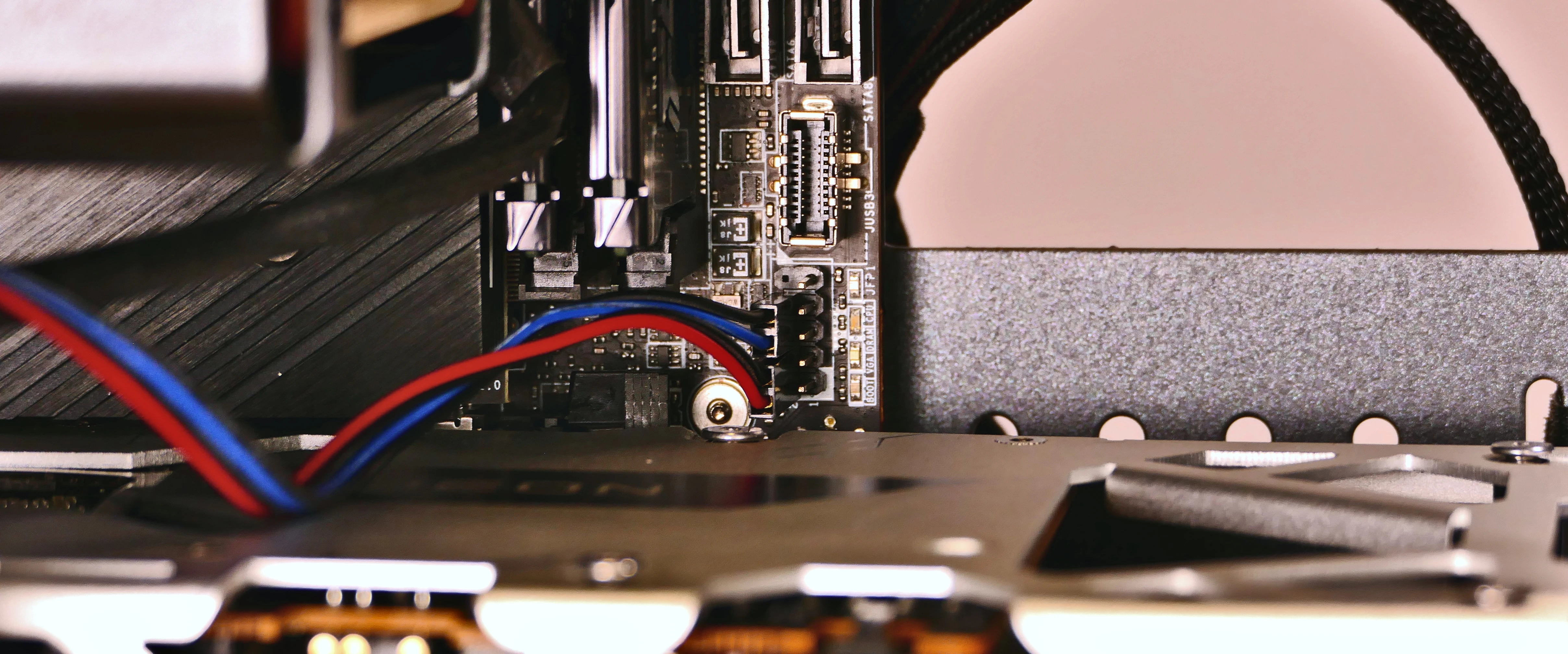 マザーボードのJFP1へ電源ボタンとランプの細い線を接続した実物写真