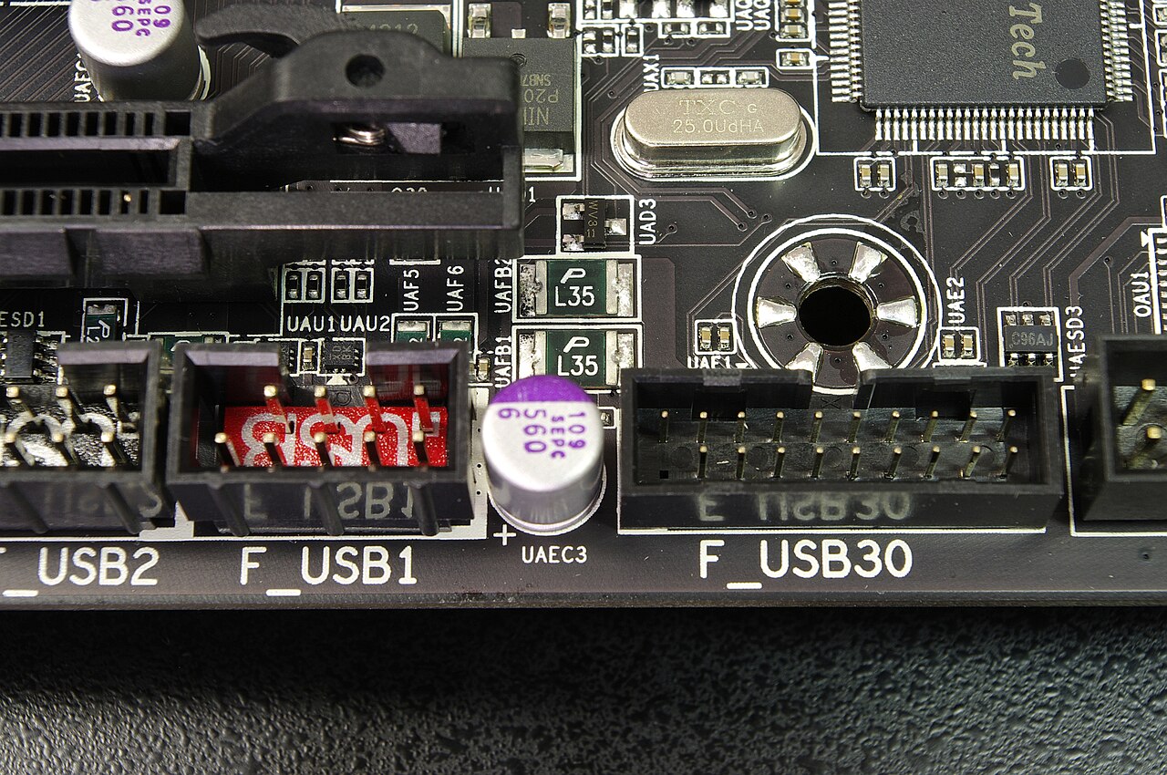 USB 2.0の9ピンとUSB 3.xの19ピン内部ヘッダーを並べた実物写真