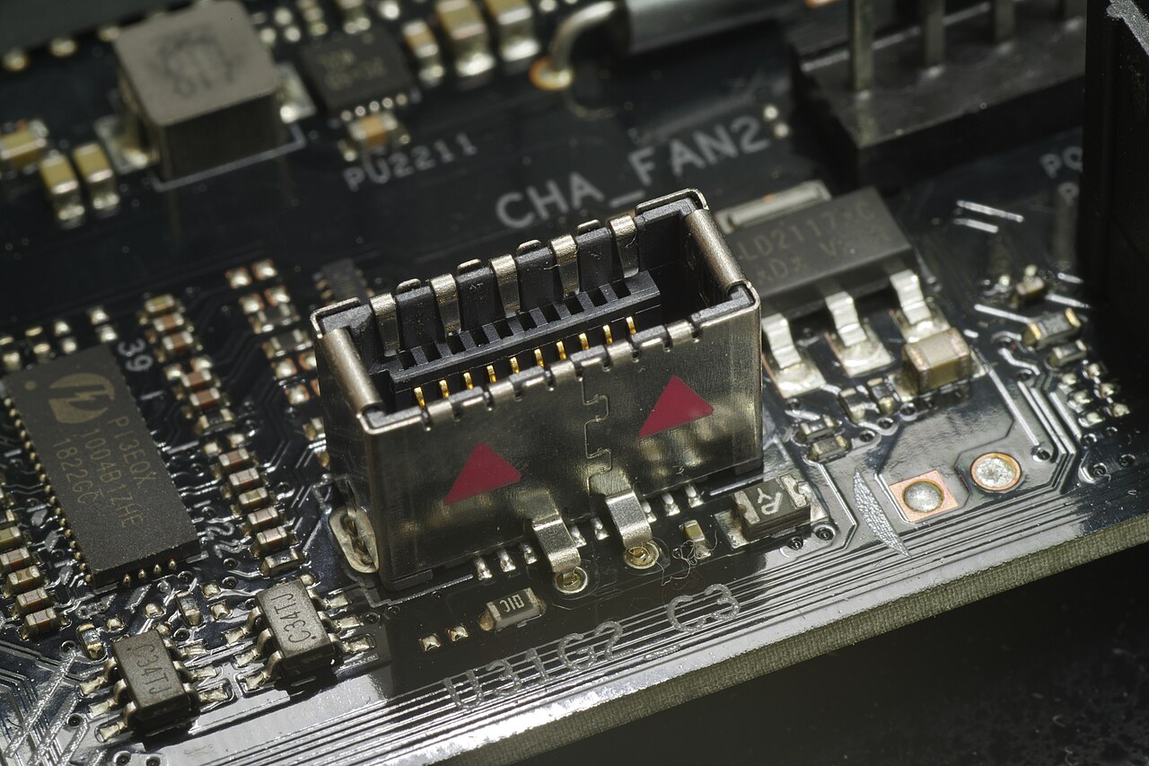 ケース前面USB Type-Cで使うマザーボード上のType-E端子の実物写真